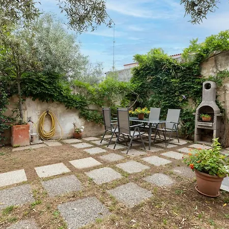 Theo's Guest house *
