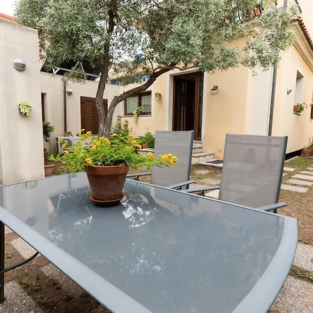 Theo's Guest house *