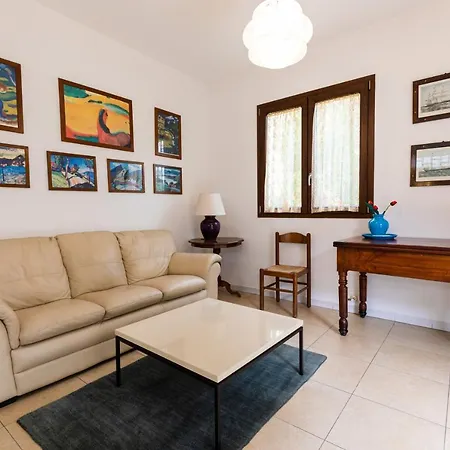 Theo's Guest house *